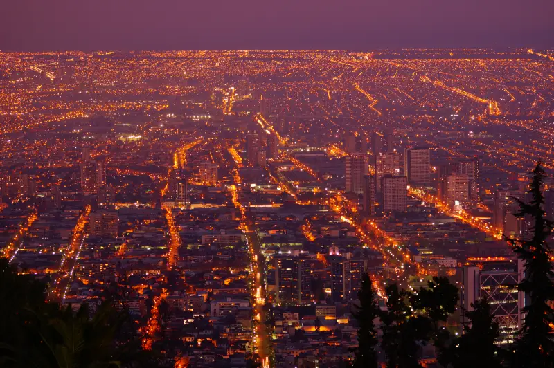 Panorama din Santiago pe timp de noapte. Este puțin probabil ca acum 500 de ani să fi visat că orașul va crește atât de mult
