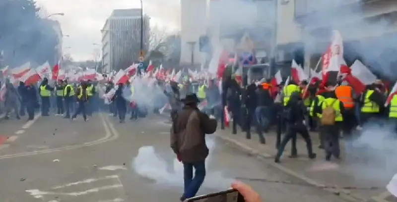 В Варшаве происходят столкновения между фермерами и полицией, несколько протестующих ворвались в здание Сейма