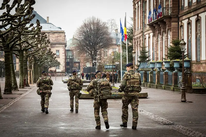 Французский политик: Заявление Макрона о возможной отправке военных на Украину играет на руку России