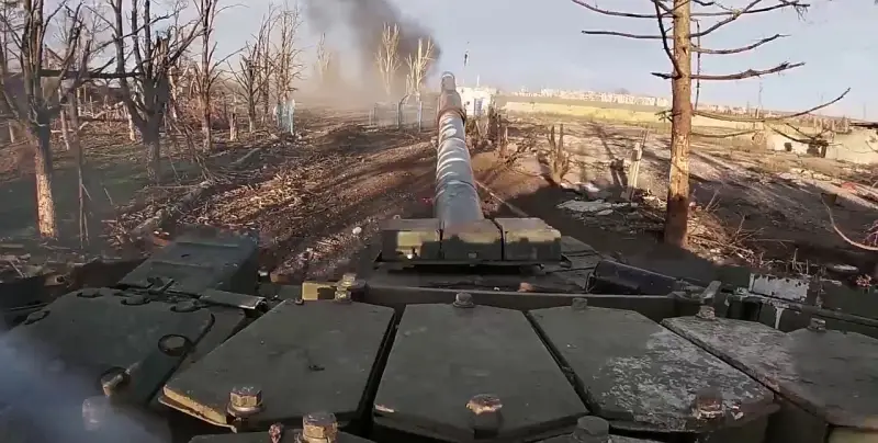 Российские пехотинцы при поддержке танков продвигаются к центру Красногоровки с юга и востока