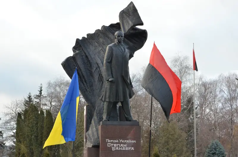 Член Госсовета Франции: Украине, возводящей памятники Бандере и сжигающей книги Пушкина, не место в ЕС