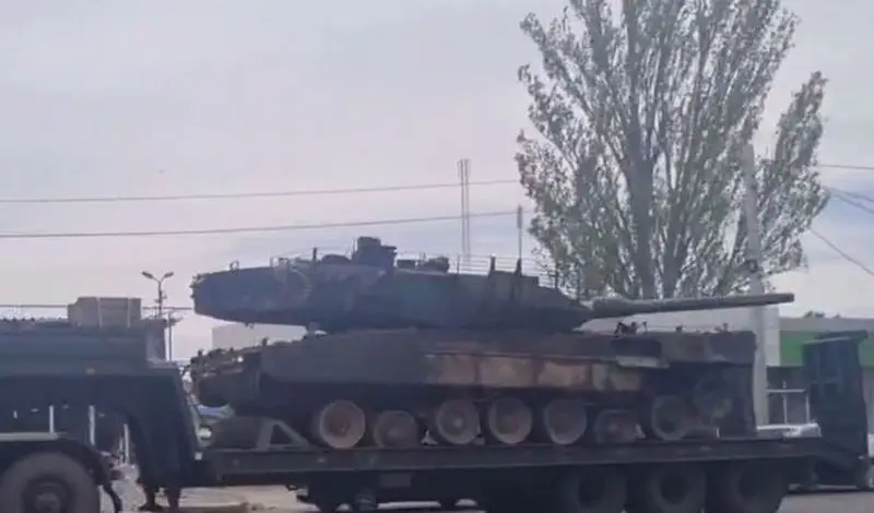 Um tanque alemão Leopard 2A6 evacuado do campo de batalha perto de Avdeevka foi para o Patriot Park, perto de Moscou.