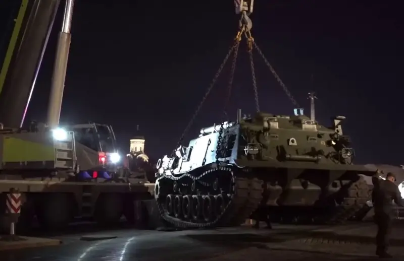 Выставка трофейной военной техники на Поклонной горе в Москве пополнилась американской БРЭМ М88 Hercules