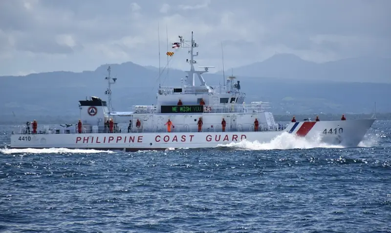 Береговая охрана КНР применила водомёты против филиппинского патрульного корабля