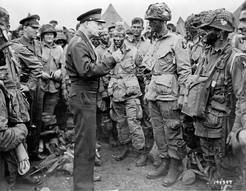 Eisenhower con soldados en vísperas del Día D