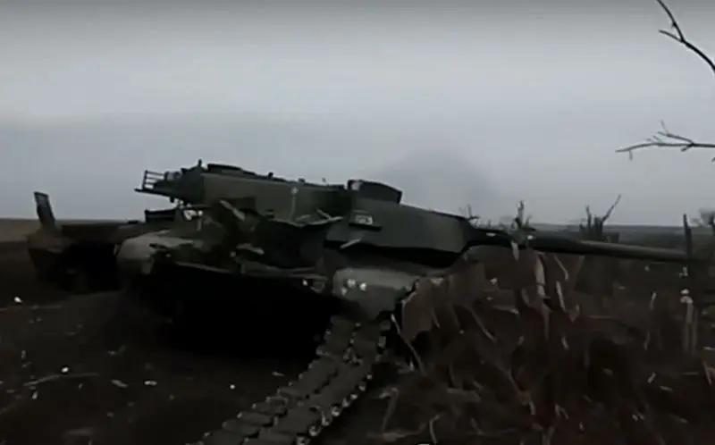 Des images de l'évacuation d'un char américain M1A1 Abrams endommagé de la 47e brigade d'infanterie mécanisée des forces armées ukrainiennes près de Berdychi sont apparues sur Internet.