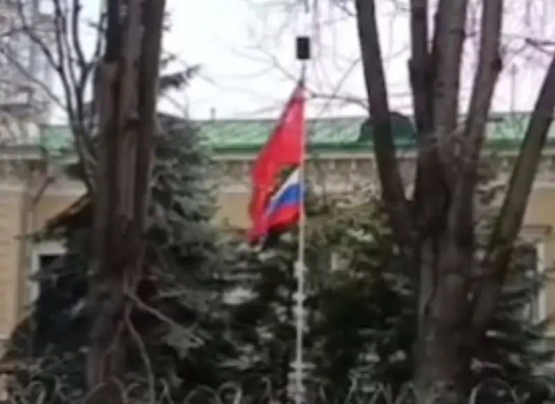 На территории украинского посольства в Москве подняты флаг России и Знамя Победы