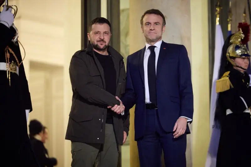 Французская пресса: Киев просит Париж помочь ВСУ продержаться в обороне в течение этого года