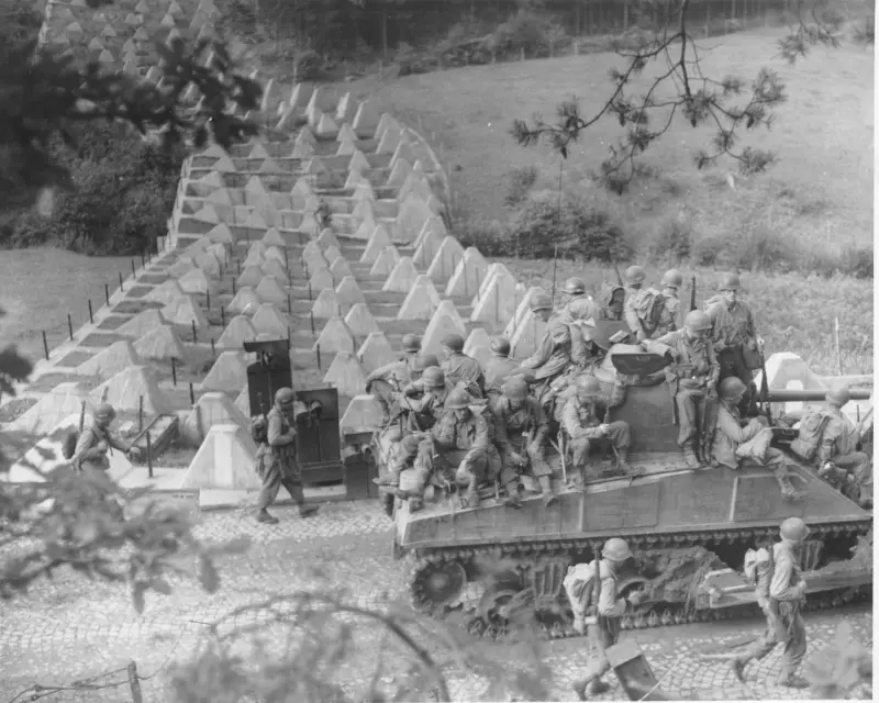 Tropas de la 3.ª División Acorazada de EE. UU. cruzan la Línea Siegfried