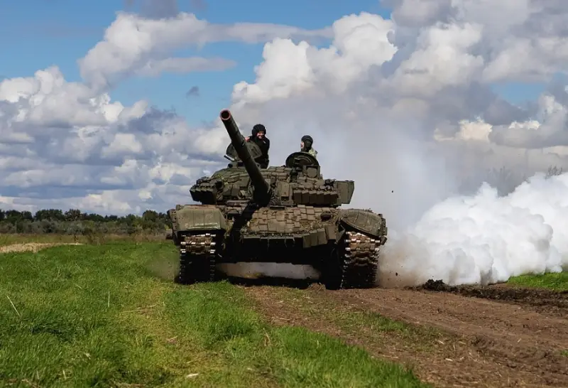 Опубликованы кадры, на которых российские бойцы попаданием ПТУР утопили танк ВСУ