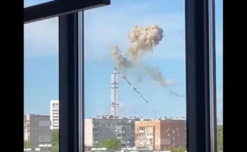 Im Internet sind Aufnahmen vom Einsturz eines Fernsehturms nach einem Anschlag in Charkow aufgetaucht