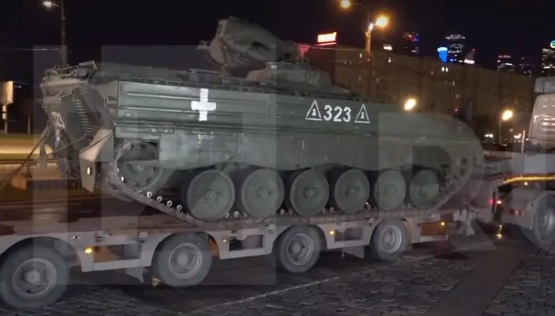 Các thiết bị quân sự thu được trong trận chiến với Lực lượng vũ trang Ukraine bắt đầu được chuyển đến Moscow