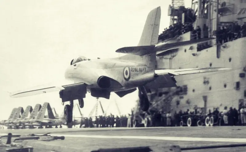 영국군이 항공모함에 고무 갑판을 사용한 이유는 무엇입니까?