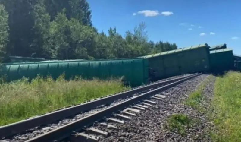 A polícia ucraniana procura “sabotadores” que descarrilaram um trem de carga perto da estação Kiev-Volynsky
