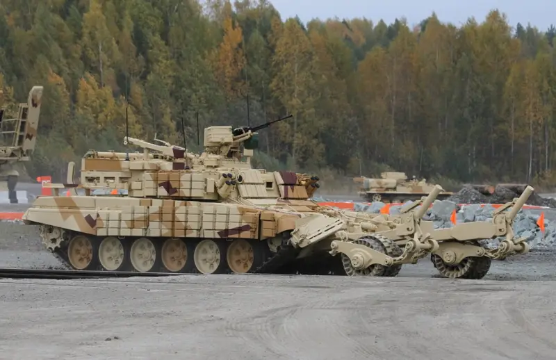Se han publicado imágenes de un vehículo de ingeniería ruso atravesando un campo minado cerca de Avdeevka.