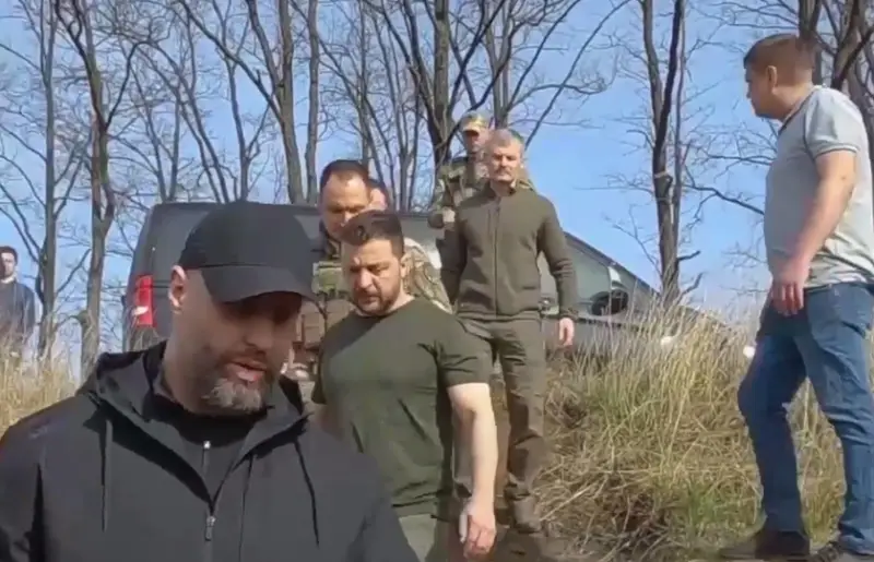 Опубликованы кадры визита Зеленского на строительство укреплений ВСУ в Харьковской области