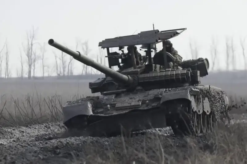 Grupos de assalto das Forças Armadas Russas contornaram as posições das Forças Armadas Ucranianas perto de Ocheretino, indo atrás das linhas inimigas e ganhando posição na periferia sul da aldeia