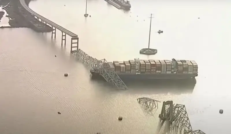 В Балтиморе откроют временный канал для прохода судов после обрушения автомобильного моста
