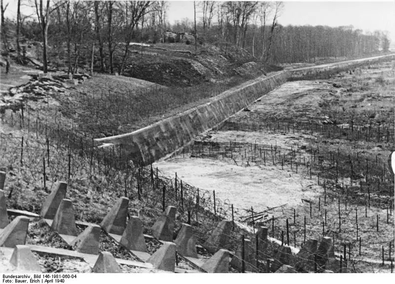 Un tramo de la Línea Siegfried, equipado con hileras de alambre de púas, un escarpe antitanque y ranuras antitanque.