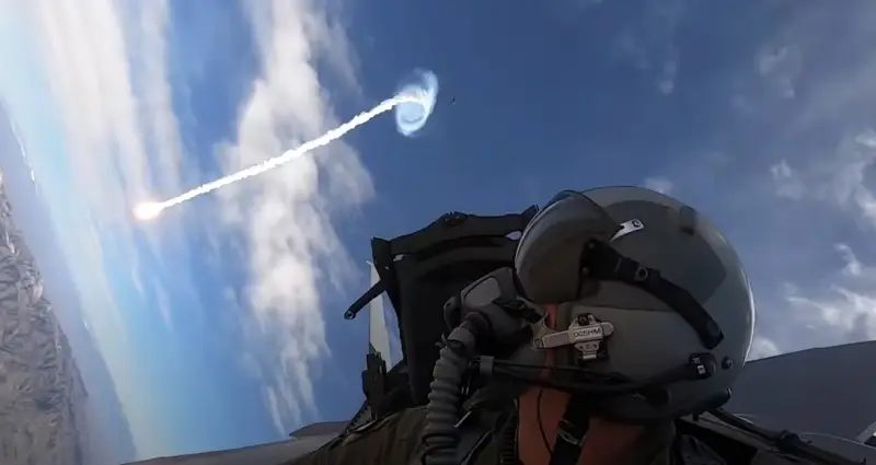 Se muestran imágenes de la primera batalla simulada del caza robótico X-62A con un avión tripulado
