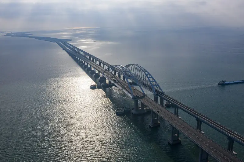 Движение морского пассажирского транспорта в Севастополе и автомобилей по Крымскому мосту временно приостанавливали