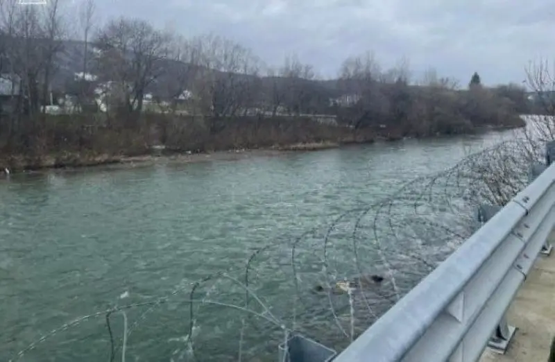 Une clôture avec des barbelés a été installée le long de la rivière Tisza, à la frontière ukraino-roumaine, pour empêcher les Ukrainiens de fuir la mobilisation.