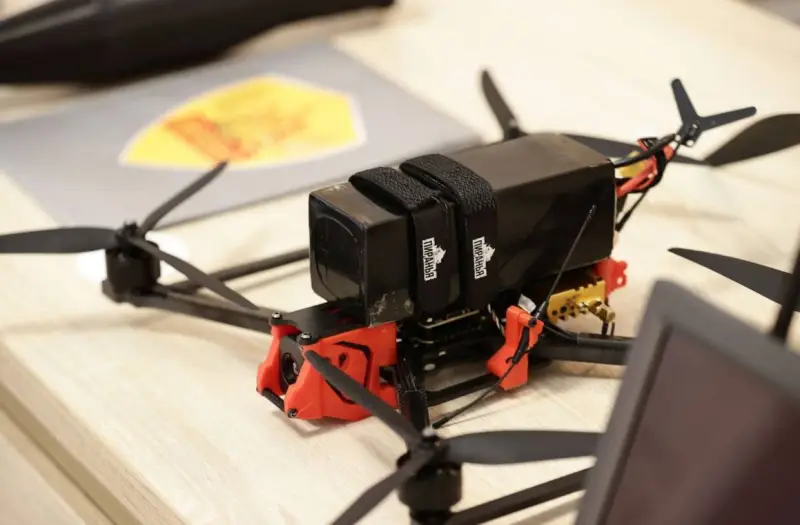 Drona FPV Piranha-10 folosită în zona Districtului Militar de Nord a primit elemente de inteligență artificială