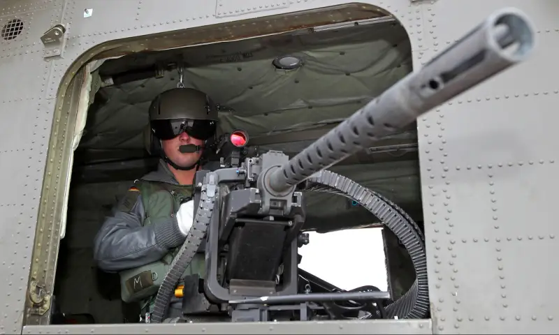 直升机对抗胡塞武装无人机。成功经验