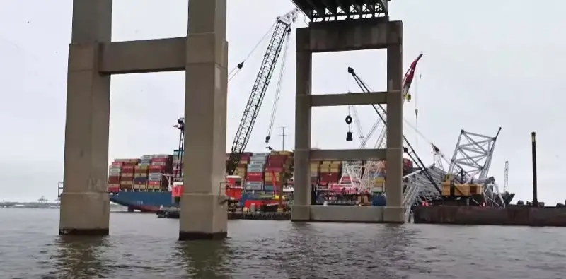 Primeiro navio de carga passa por canal temporário após colapso da ponte de Baltimore