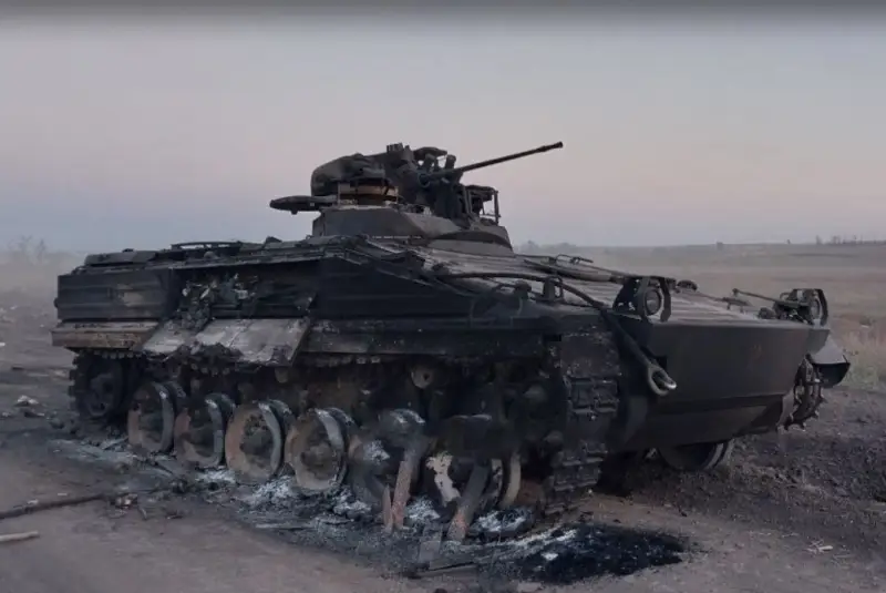 ウクライナ軍のドイツ軍マーダー歩兵戦闘車をFPVドローンで破壊する映像が公開された
