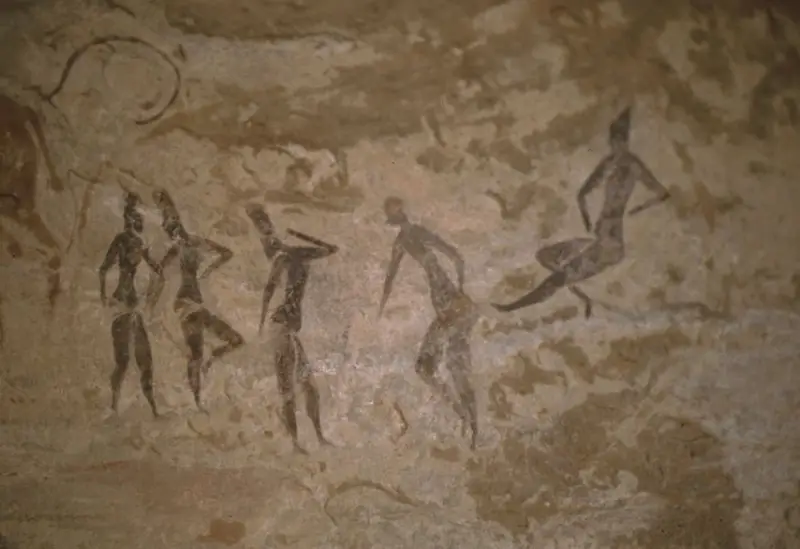 Pinturas rupestres que representan gente bailando.
