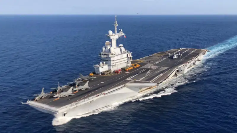Francuska marynarka wojenna wysłała lotniskowiec Charles de Gaulle na Morze Śródziemne, aby wziął udział w manewrach NATO
