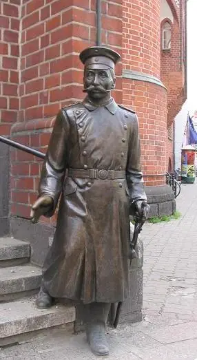 Памятник нашему герою рядом с ратушей, которую он ограбил
