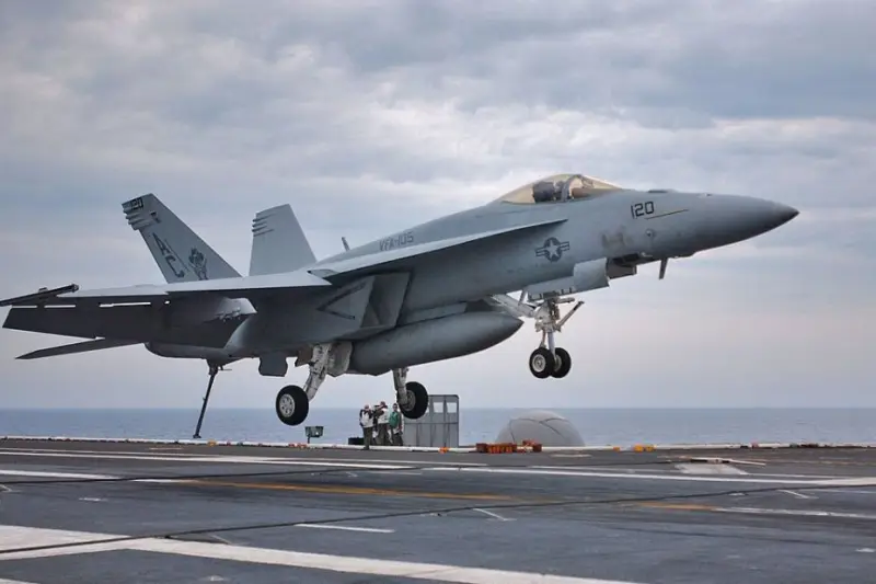 ВМС США заказали 17 самолетов F/A-18 Super Hornet, хотя ранее собирались от них отказываться