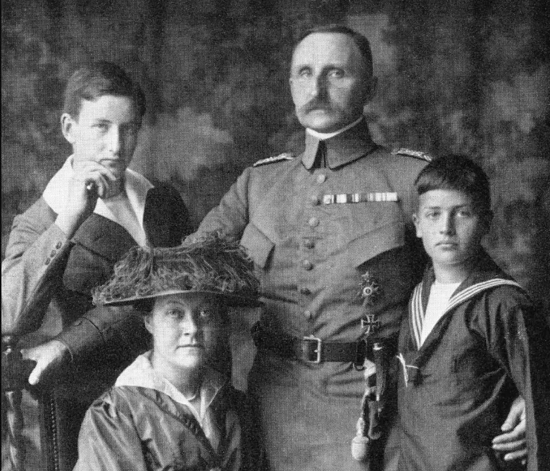 Soldier and geopolitician Karl Haushofer (1869–1946) with his wife Martha and sons