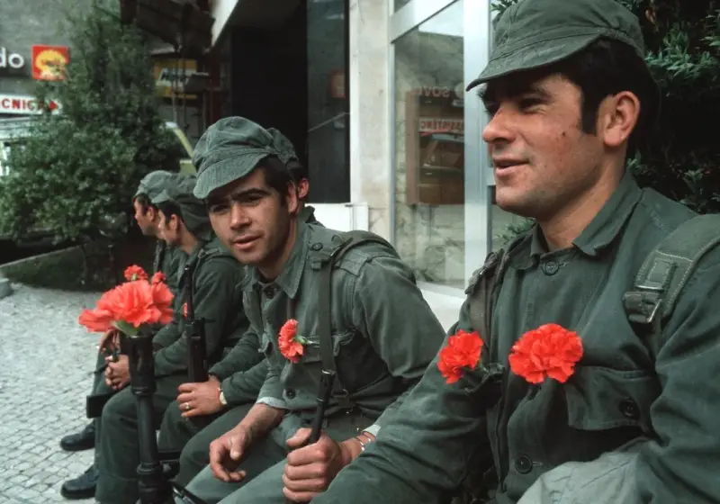 "A Revolução dos Cravos." Como o Exército Português realizou uma revolução pacífica