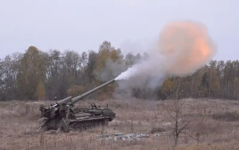 Footage of the destruction of the Ukrainian self-propelled gun “S7 “Pion” by Russian artillerymen is shown.