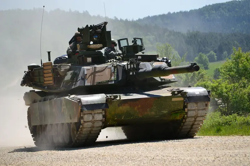 Жители румынского города сообщили о переброске танков Abrams вблизи границы с Украиной