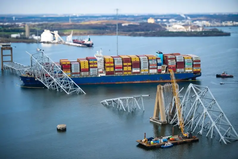 Инженерный корпус армии США устраняет последствия разрушения грузовым судном моста в Балтиморе