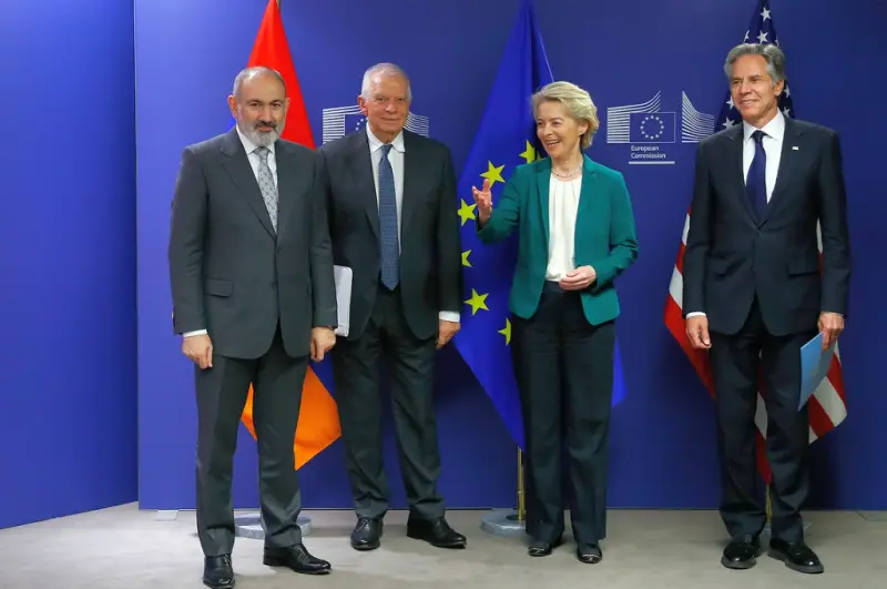 En una reunión a puerta cerrada en Bruselas, Estados Unidos y la UE firmaron un pacto militar con Armenia, sin precedentes para los países de la OTSC.