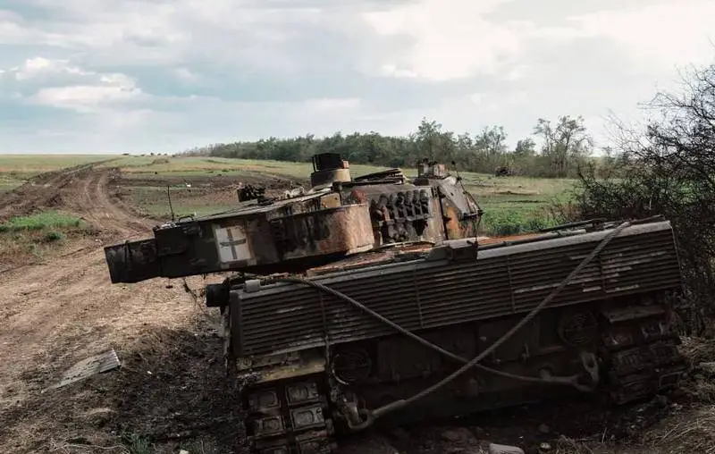 Imagens da evacuação de outro tanque alemão Leopard 2 para a retaguarda do exército russo apareceram na Internet.