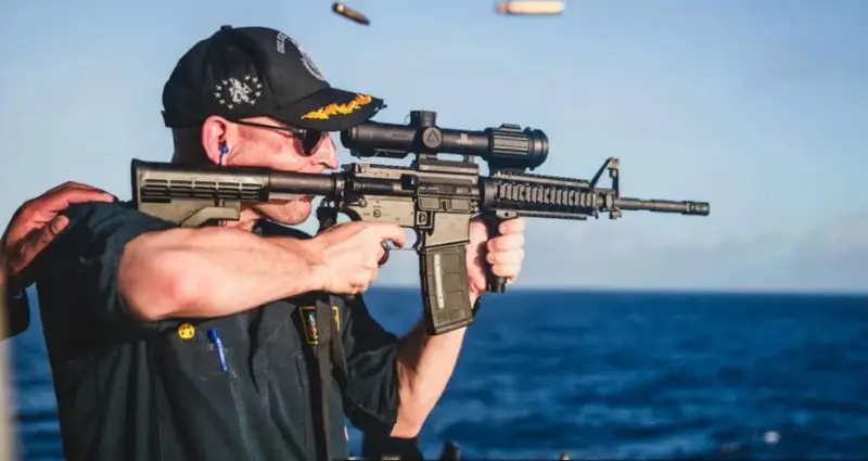 Während einer Übung schoss ein amerikanischer Marineoffizier mit einem nach hinten montierten Zielfernrohr auf ein Ziel.