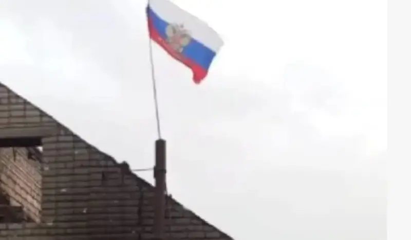 解放されたソロヴィョヴォ村の上空にロシア国旗が掲げられた映像が映された