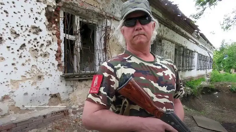 В Донецке объявлен в розыск бывший ополченец НМ ДНР из США военкор Рассел Бентли