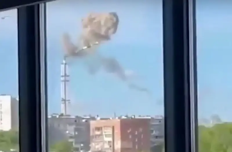 É mostrada filmagem de um míssil atingindo uma torre de TV em Kharkov