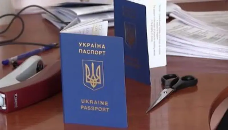 “Se mantendrán en pie hasta que se expidan los documentos”: 300 ucranianos bloquearon el servicio de pasaportes en Varsovia