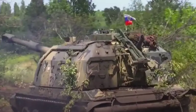 Ukrainische Quellen beschweren sich darüber, dass die Bewohner von Ocheretino von russischen Einheiten begrüßt werden, die das Dorf betreten