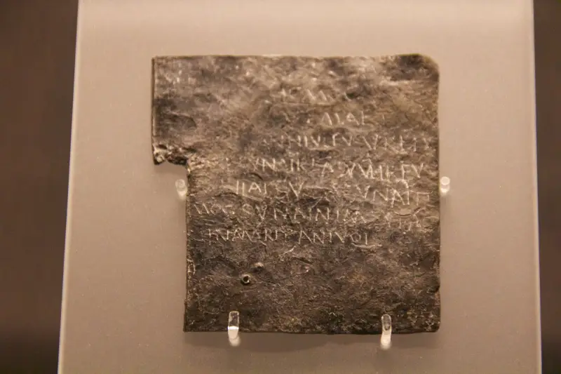 Signe de malédictions. Musée des bains romains à Bath