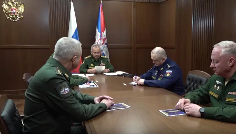 Des images de la visite du Ministre de la Défense de la Fédération de Russie au cosmodrome de Plessetsk avec inspection de l'infrastructure d'assemblage de missiles sont présentées