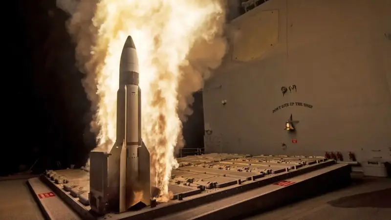 首次亮相：美国海军SM-3拦截伊朗导弹